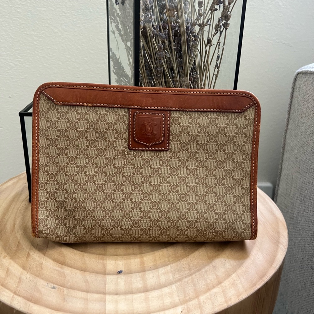 Celine Brown and Tan Monogram Clutch
Priced to sell!!!😝❤️🎉🎉🎉